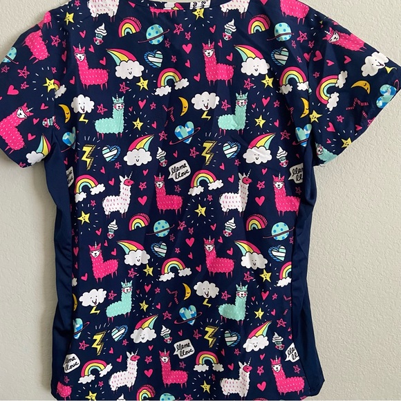 Green Town S scrub top with colorful llama and rainbow print w/ 2 front pockets - Picture 7 of 11